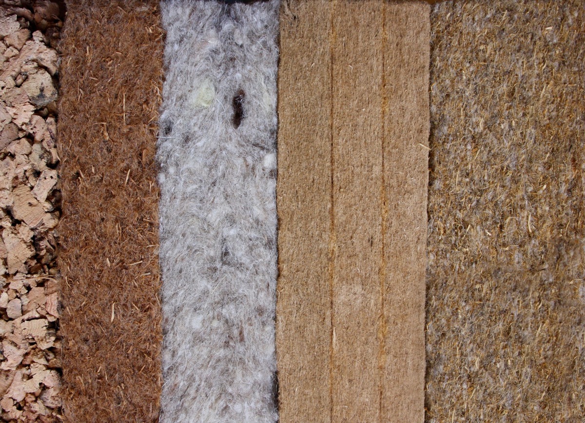 Närbild på olika isoleringsmaterial i skivform, såsom kork, träfiber och ull. Närbild på olika isoleringsmaterial i skivform, såsom kork, träfiber och ull.
