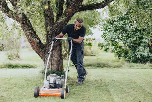 gräsklippning på större fastighet i dalarna