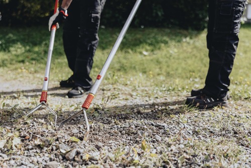 gårdskrattning av grus