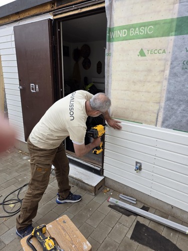 Fasadrenovering i Stockholm där Ghalisson monterar ny vit panel