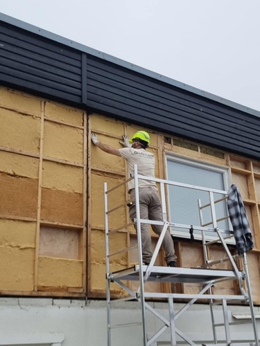 Ghalisson hantverkare utför fasadrenovering på radhus i Stockholm
