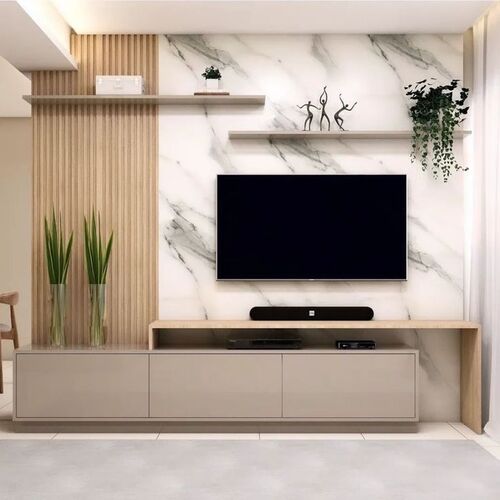 Renoverat vardagsrum i Stockholm med tv-vägg i trä och marmor