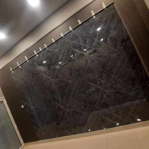 Exklusiv mörk marmorvägg med belysning och träpaneldetaljer