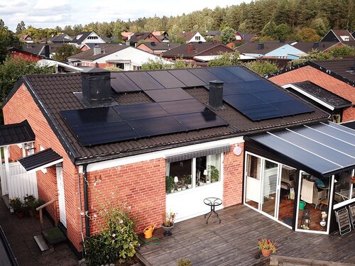 tegelvilla med solceller installerade på taket i Göteborg