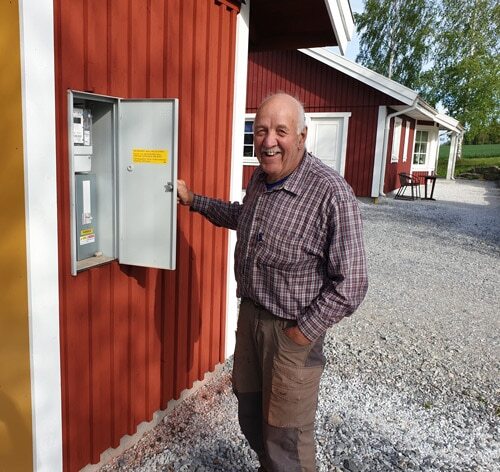 Nils som har fått solceller installerade iKolsva