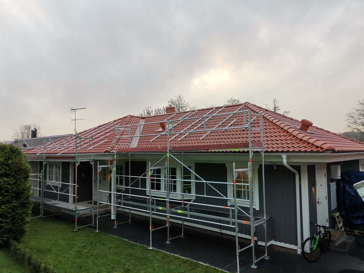 Bild på rötthus med byggställning Lindome Bild på rötthus med byggställning Lindome