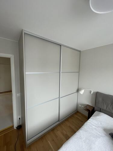 platsbyggd garderob i villa i täby