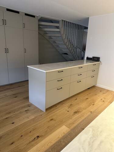 köksö i samma färg som övriga kök