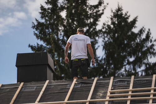 Takläggare i vit t-shirt med