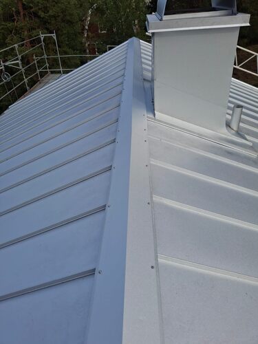 Närbild på plåttak i Stockholm