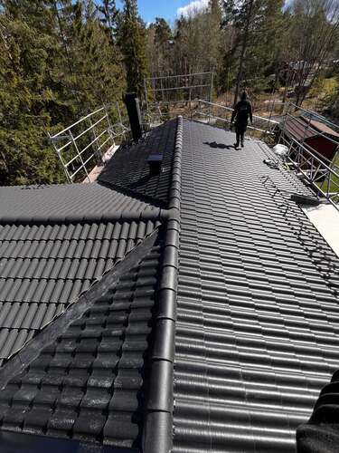 Bild ovanifrån på ett tak lagt av Moderna Tak