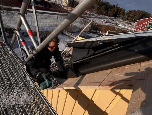 Pågående arbete på tak i Täby
