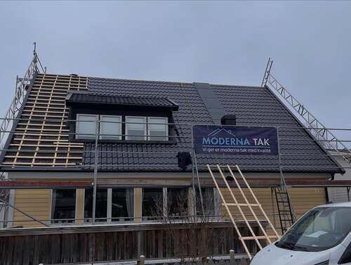 Pågående takbyte i Täby