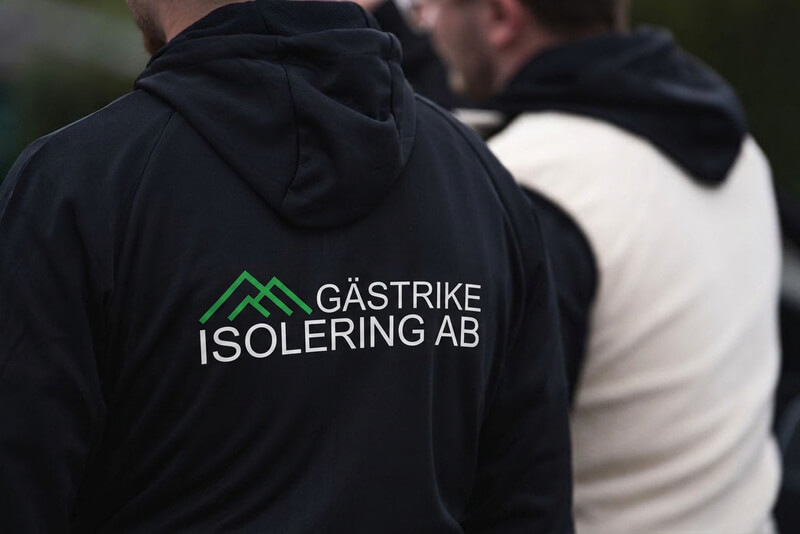 Montör från Gästrike Isolering med logotyp på jackan
