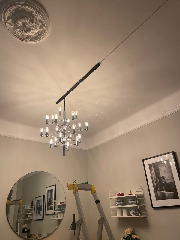 Installerad ljuskrona med skenbelysning i vardagsrum
