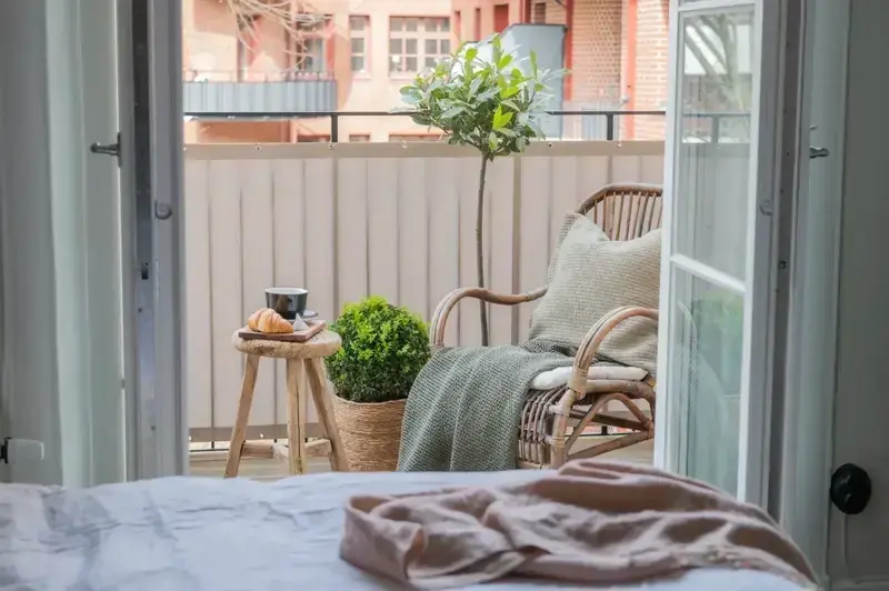 Grått insyns- och vindskydd på balkong med sittplats