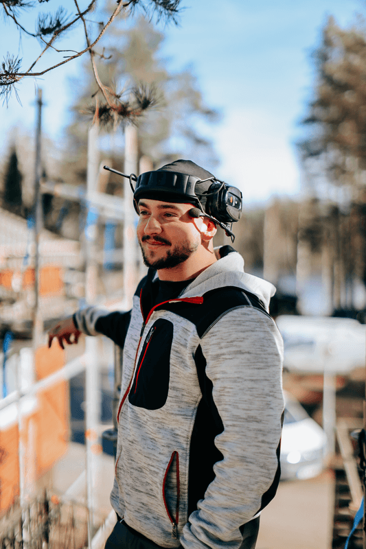 Person i arbetskläder vid ett takarbete