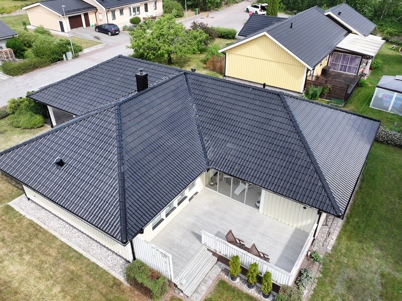 Villatak lagt av Husdesign Gruppen – takläggare i Heby
