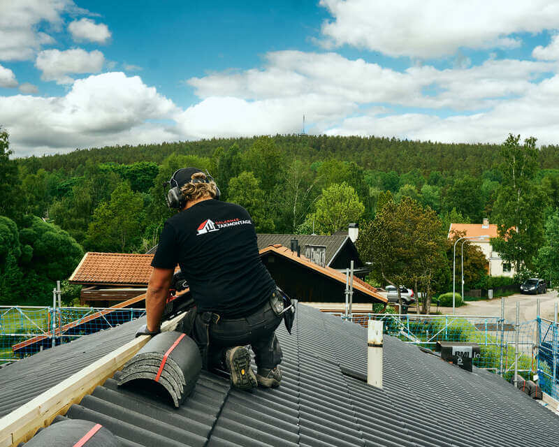 Takläggare från Dalarnas Takmontage monterar takpannor på villatak