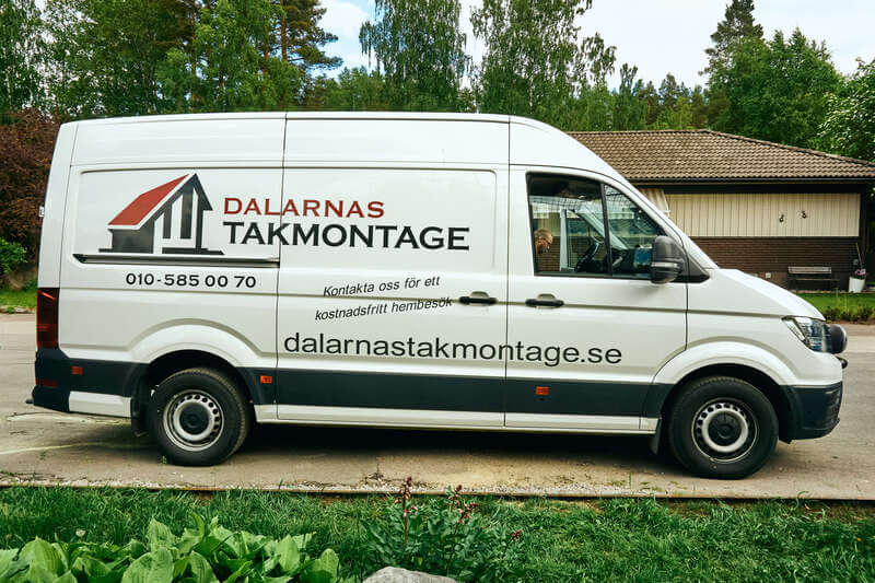 Dalarnas Takmontages servicebil parkerad vid arbetsplats inför takarbete