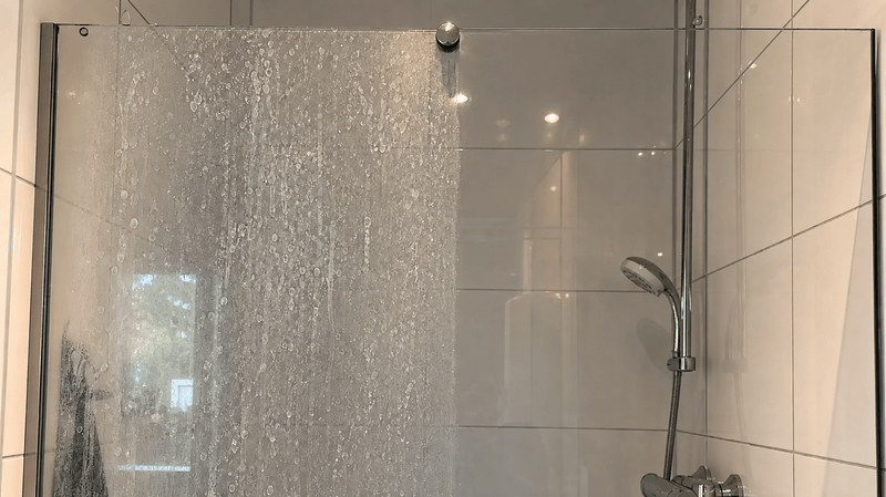 Duschglas med före och efter kalkbehandling