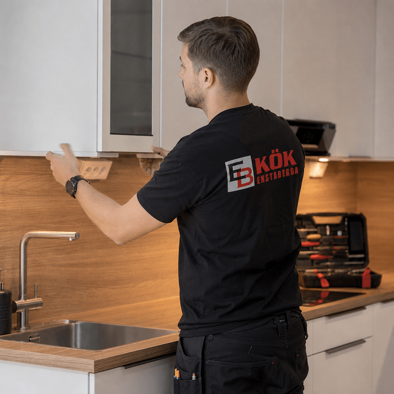 Montör från EB Kök installerar köksluckor i ett modernt kök
