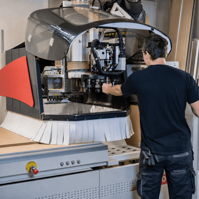 Operatör vid CNC-maskin i EB Köks fabrik i Enstaberga