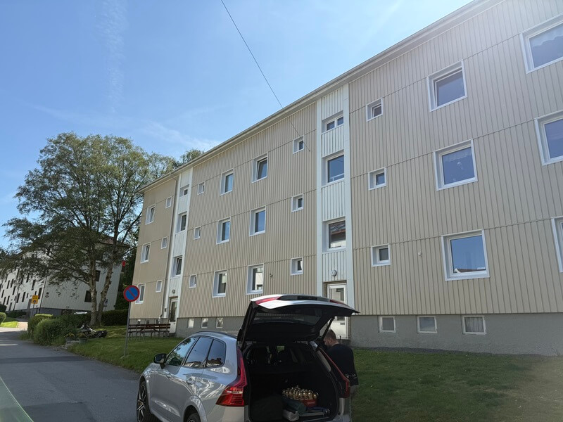 Översiktsbild över flerbostadshus med nyinstallerade vita fönster på ljus fasad