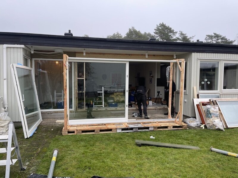 Enplansvilla under pågående byte av stora fönster- och dörr partier mot trädgård