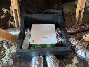 Ventilationsaggregat installerat på vind med anslutna isolerade ventilationsslangar