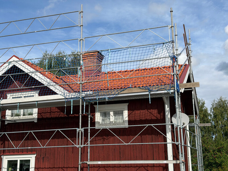 Takbyte i Yttermo, Leksand: röd villa med ställning och nya lertegelpannor