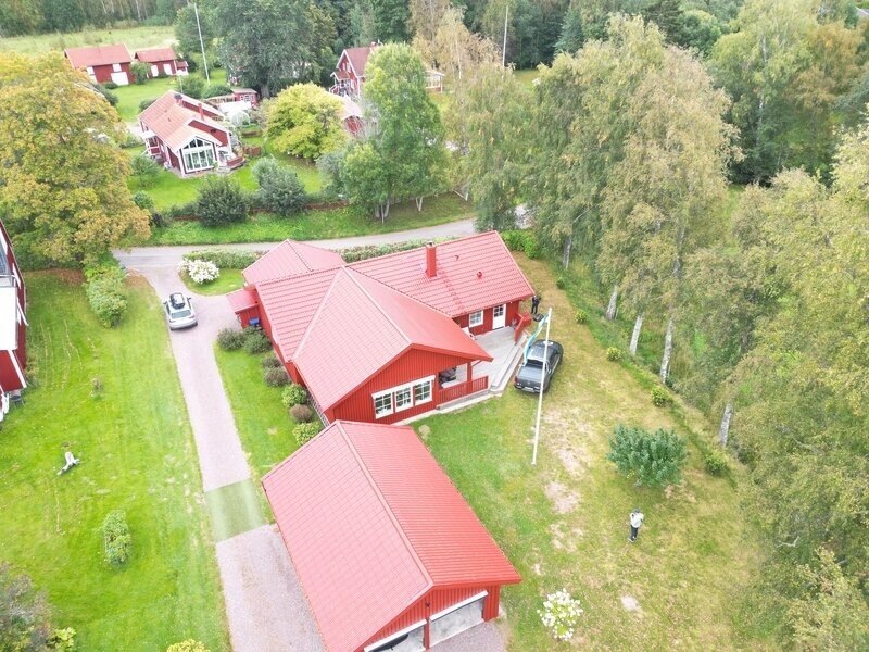 Flygbild, hus med rött tak – Vitsippsvägen i Gustafs, takbyte av Sol och Tak Dalarna