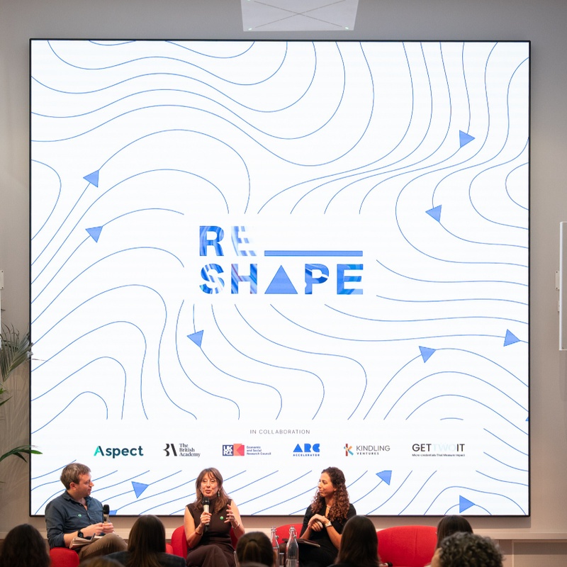 A Contemporary Space for Talks, Ceremonies and Hybrid Events