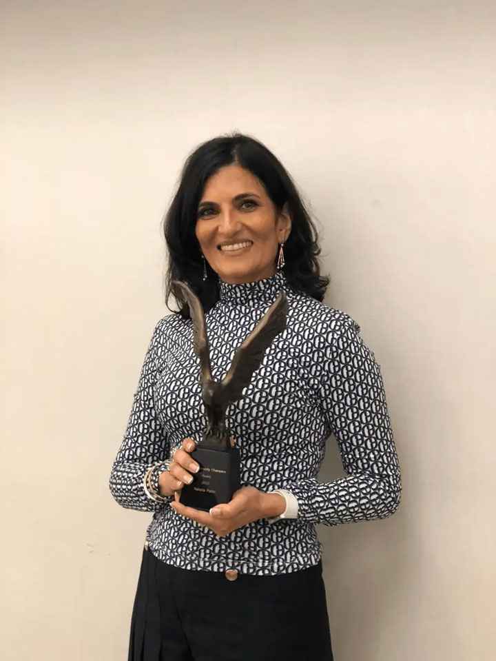 Raksha Pattni with award.webp