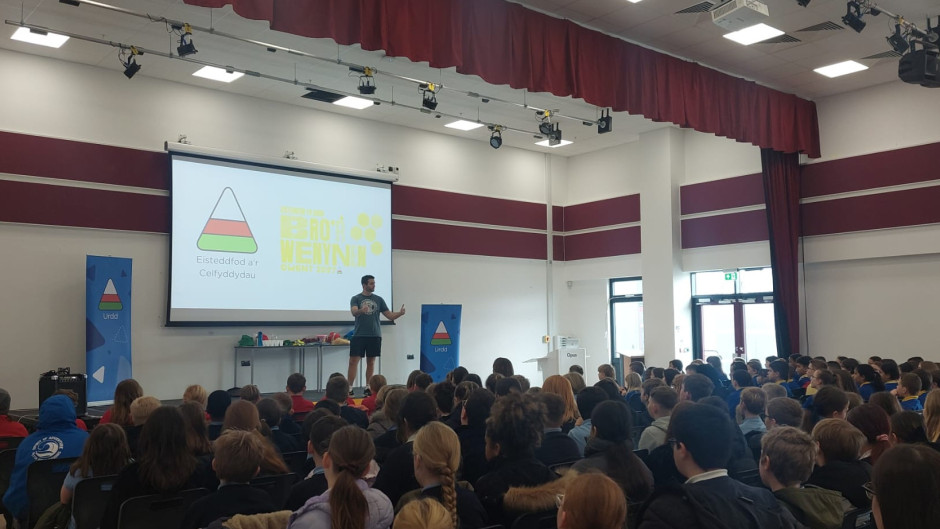 Sioe Un Dyn - Eisteddfod yr Urdd