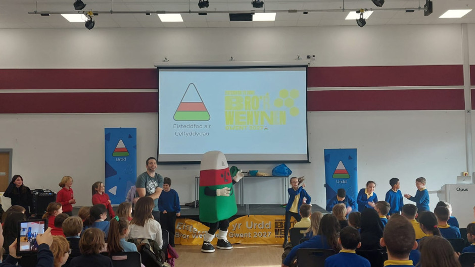 Sioe Un Dyn - Eisteddfod yr Urdd