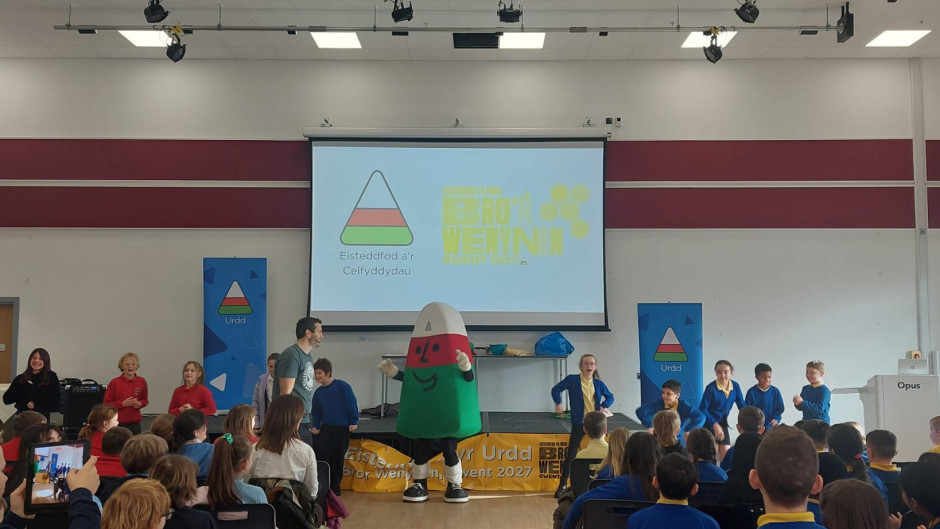 Sioe Un Dyn - Eisteddfod yr Urdd