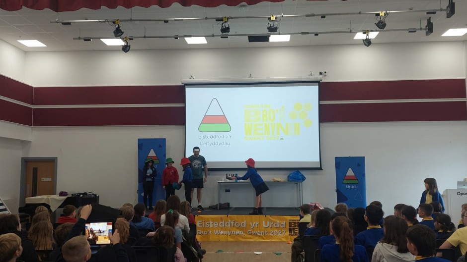 Sioe Un Dyn - Eisteddfod yr Urdd