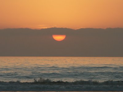 Soleil couchant sur les vagues