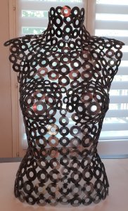 Buste de femme réalisé en rondelles métaliques