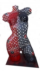 Buste de femme réalisé en rondelles et écrous métalliques  noir et rouge 