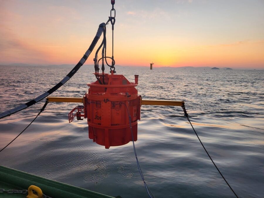 Controlled flow excavator Sea Axe 01