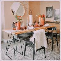 Hey 👋🏻 How’s your Friday been? It occurred to me today that I’m so busy with shoots and organising events at the moment that I haven’t had as much time to create content ‘for me’ - so  here’s a throwback to last year’s table styling for you instead 💁🏼‍♀️ The wood table top and legs were part of a collaboration I did with thehairpinlegco - I don’t think I realised before that they actually sell different surfaces to pair with their legs so that was a nice surprise ☺️ 
Busy wrapping fake Xmas pressies, digging out a sleigh and baubles this weekend for a shoot at mine on Monday. I came back with the sleigh from a vintage fair and everyone laughed at me because it was summer, but I KNEW I’d use it! Always trust your gut people (yep, you’ll be treated to lots of wise life lessons if you stick around here 😁).
Have a fab evening all, whatever you’re up to x