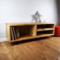 Custom TV / Record player stand finished in Antique pine 140cm with 4inch raw steel hairpin legs #scaffoldboardfurniture #industrialdesign #recordplayerstand #recordstoragebox #tvstand #rusticfarmhouse #rusticfurniture #briwax #thehairpinlegco #scaffoldboardtvcabinet #handmade #handcrafted #etsyuk #mediaunit #mediaconsole #antiquepine #briwax