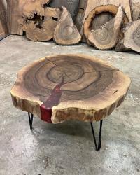 Coffee table custom 

Sezione di noce con resina epossidica rossa 

Diametro circa 70cm 

Gambe hairpin 

Protetto con olio naturale idrorepellente 

Che fantastico abbinamento colori 🤩🤩🤩