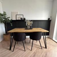 Lovee this set-up with black panelling framing one of our reclaimed tops with hairpin box legs from thehairpinlegco Thanks for the gorgeous picture __renovatingno2 🙌

#reclaimed #renovation #homedecor #rizandmicamake