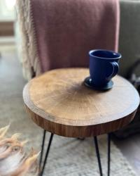 Et sidebord har fått et nytt hjem: 
«Endelig på plass - innvies med en god kaffekopp i godstolen på hytta 😊 Det er vakkert 😍 - tusen tusen takk!!! 🙏🏻😃»

#eik fra  #bogstadgård #coffetable bogstad_gard  thehairpinlegco