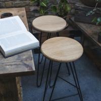 Ok so I haven't posted in ages!!!!! 

So much has been going on behind the scenes with selling my house, divorce and navigating a complete relocation! 

I've barely had a moment to sit down however I was very kindly gifted these stools from thehairpinlegco 

With the help of sdr_london who captured these beautiful photos I think you'll agree he's got talent and a fancy camera!

These stools have oak wooden seats and beautiful hairpin legs. I absolutely love the quality of them. 
Have a good look through their website to see all their lovely products! 

I'll keep you updated now that the move is in full swing and my major downsizing and any organising tips I can share!!!! 

H xx