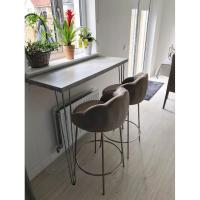 In love with our new breakfast bar! 😍
.
.
.
#cultfurniture #kelvinkitchen #breakfastbar #breakfastbarstools #barstool #stewartmilne #stewartmilnehome #stewartmilnehomes #mystewartmilnehome #chrome #velvet #concrete #newhome #newbuild #newbuilds #longrush #hairpinlegcompany #hairpinlegs #thehairpinlegcompany #kitchen #kitchenrenovation #kitchenreno #diy #plants #happyhome #kitchenideas #brown #grey #laminate #calderwood