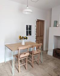 Simple, but bright 🌼 Tasteful dining space with pastel green hairpin legs, by @thehouseofwaffle
V
V
V
#hairpinlegs #kitcheninspo #diytable #interiorforinspo #interiorlovers #interior #interiordetails #decorstyle #scandinaviandesign #scandihome #homesweethome #cornerofmyhome #wednesdaymotivation #finditsyleit #homeinspiration #dream_interiors #interiorstyling #interiordetails #myhomevibe #diyhomedecor #humpday #victorianterrace #spotlightinmyhome #creativeinteriors #creativityeveryday #interiorboom #nestandthrive #styleithappy #actualhomesofinstagram #thehairpinlegco